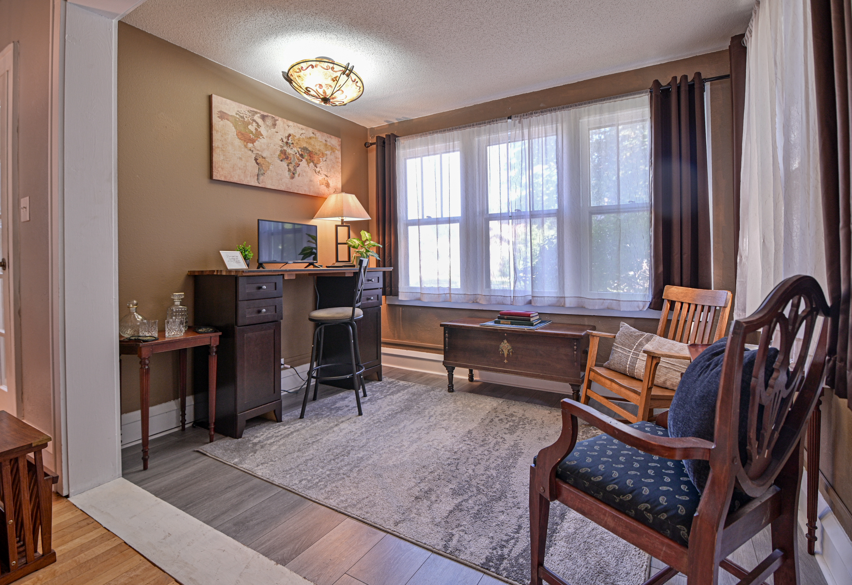 Sun Room w/ Tall Desk
