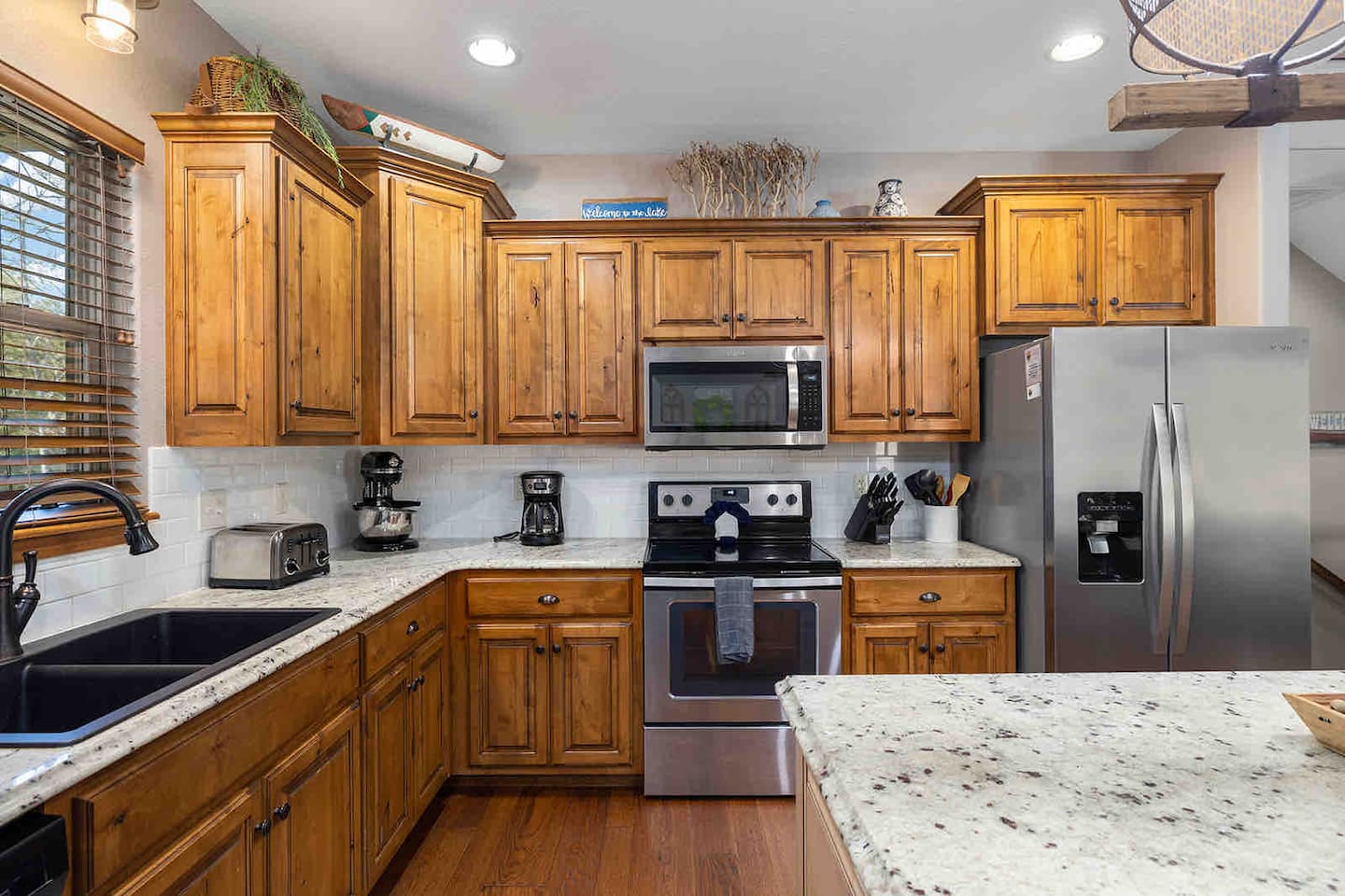 Large Kitchen Fully Stocked w/Kithen Aid pro mixer & 2 coffee makers!!