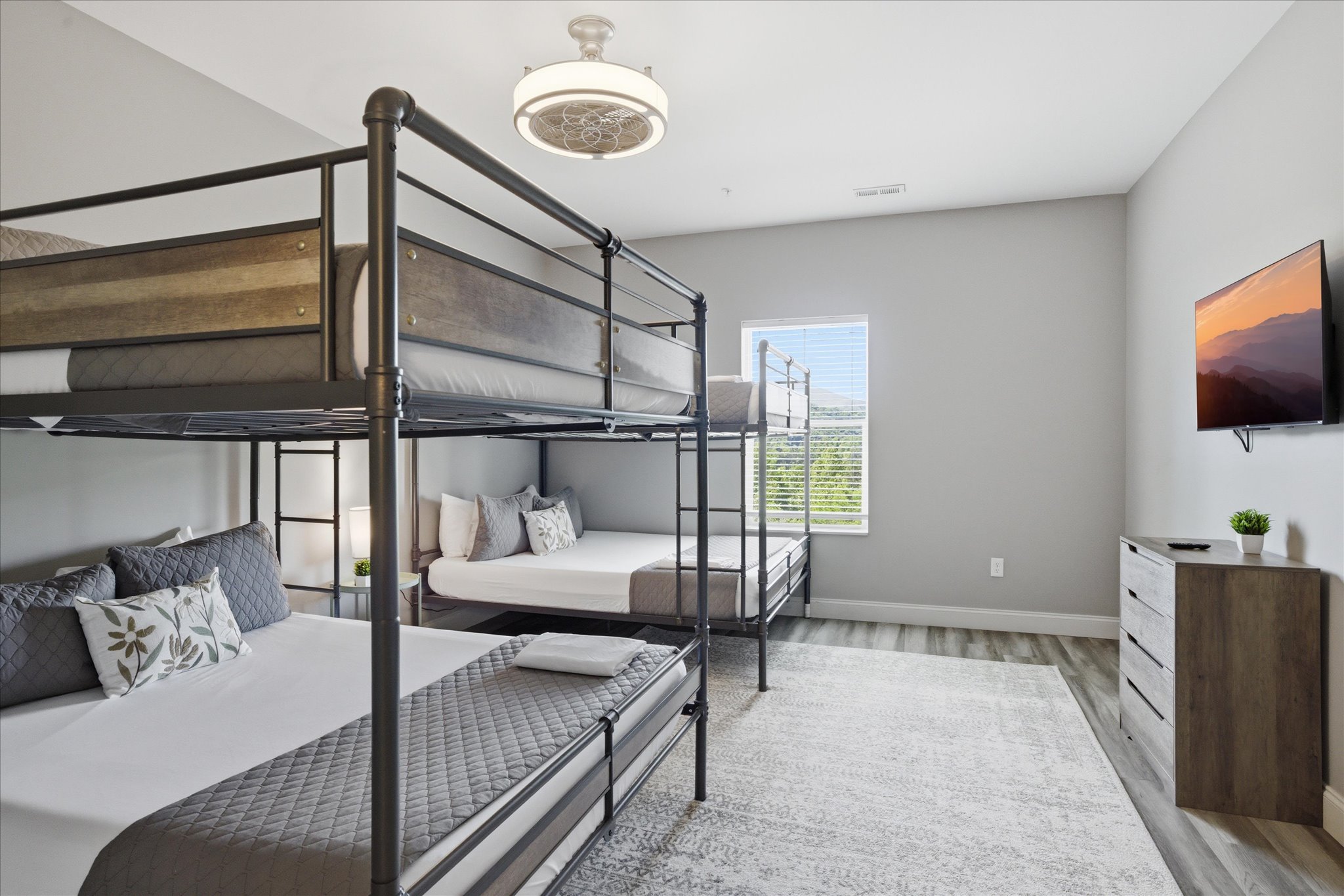 Drop your things, pick your bunk, and you’re set—this room in Unit 5 handles group stays without the usual back-and-forth over space.