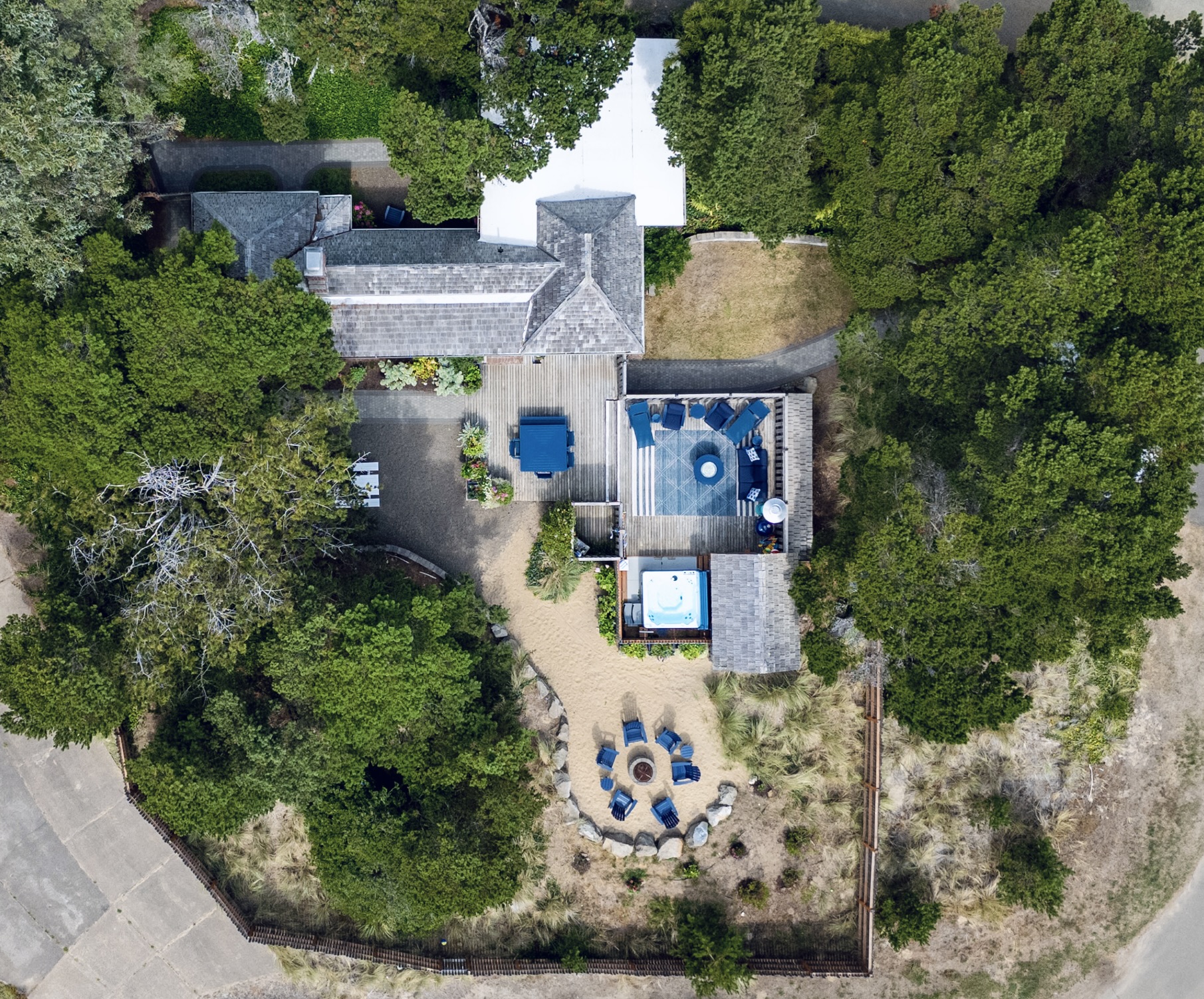 A TRUE OASIS 3rd BACK FROM THE OCEAN - small cottage & large outdoor area