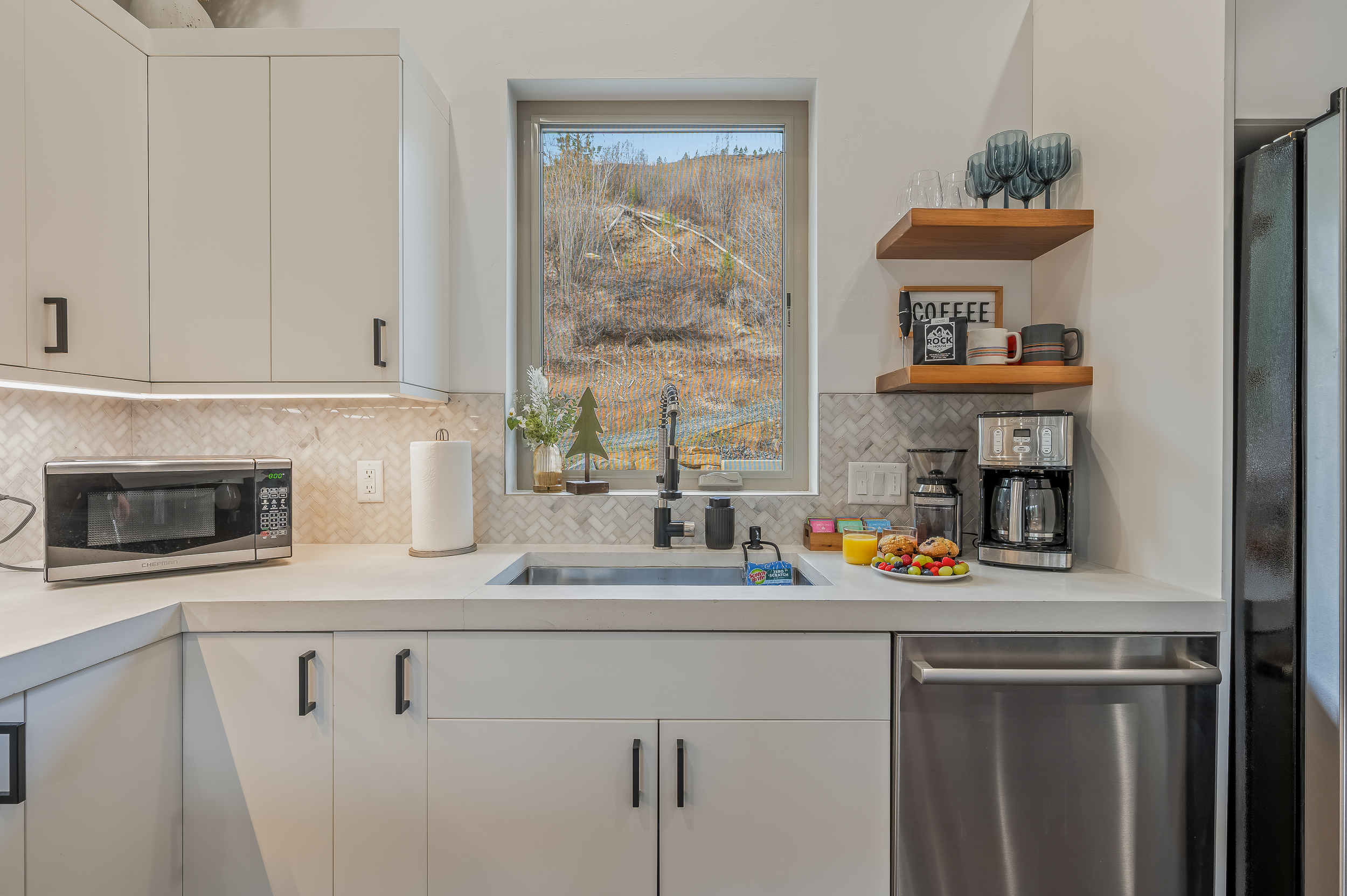 Fully loaded kitchen with 12-cup drip coffee maker with local ground coffee and tea provided