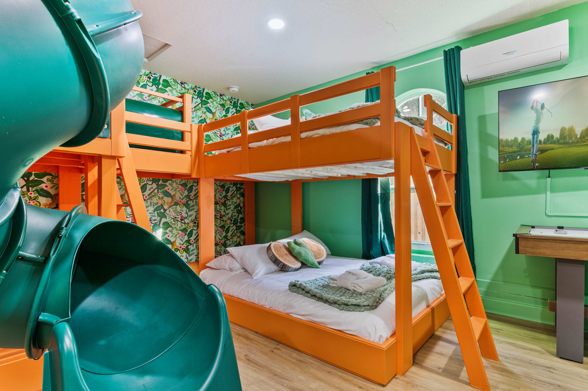 2 queen beds and 2 full beds with indoor slide!