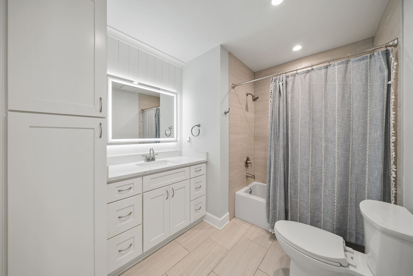 Full bathroom of Unit B. 