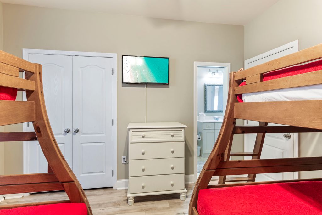 Second Floor: Bedroom 3 (Bunkroom)Bedroom 4 (Bunkroom) – Features 2 twin beds, 2 double beds, TV, and nightstand, perfect for families or groups.