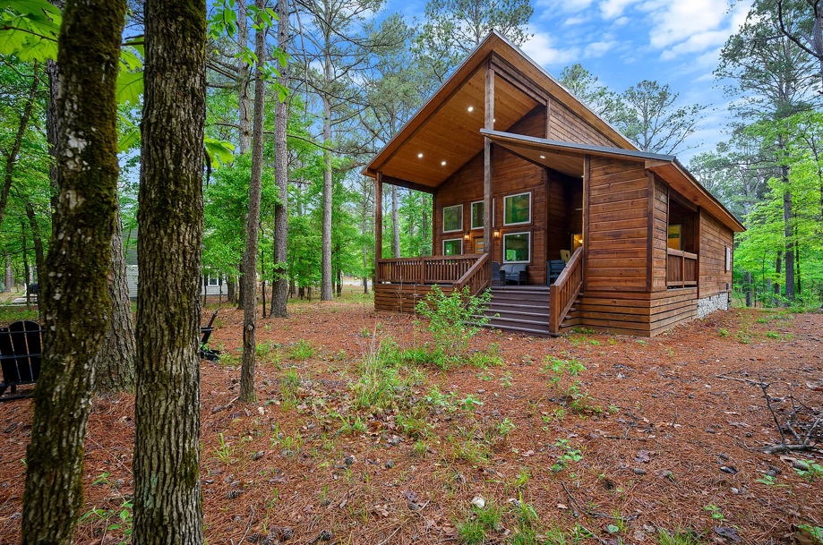 Peaceful mountain getaway tucked into a serene woodland landscape