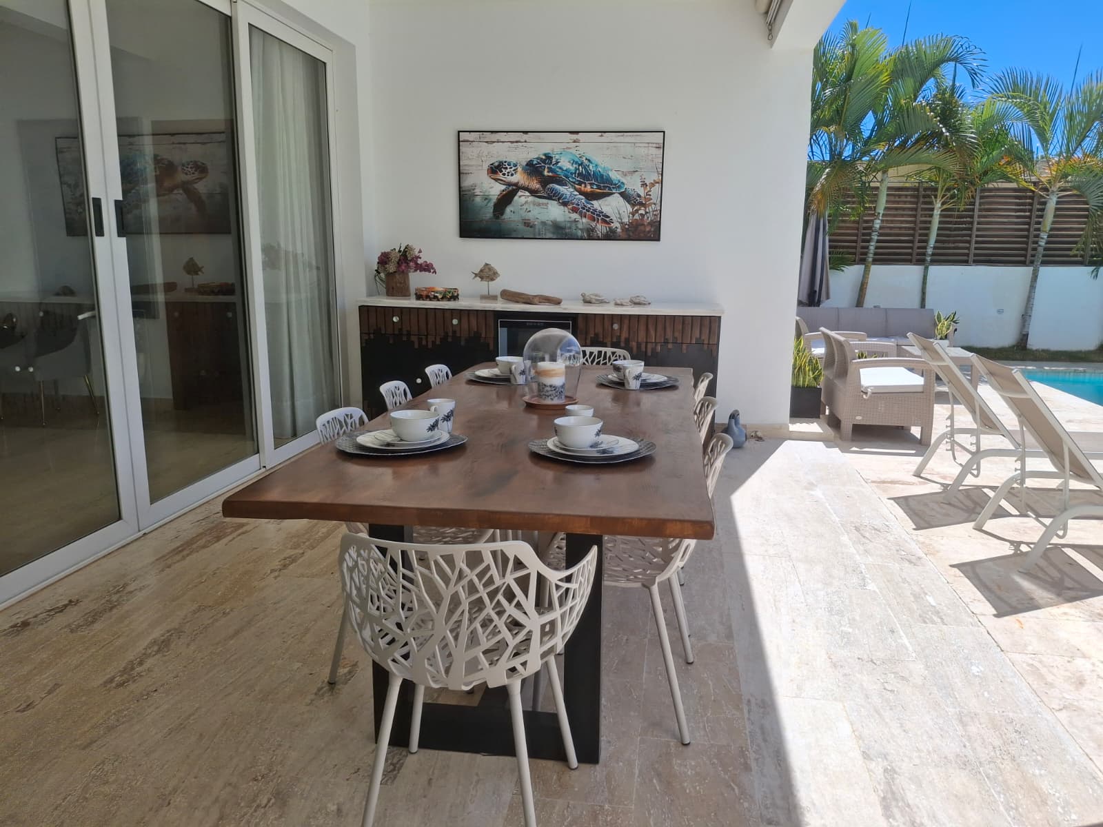 Outdoor dining