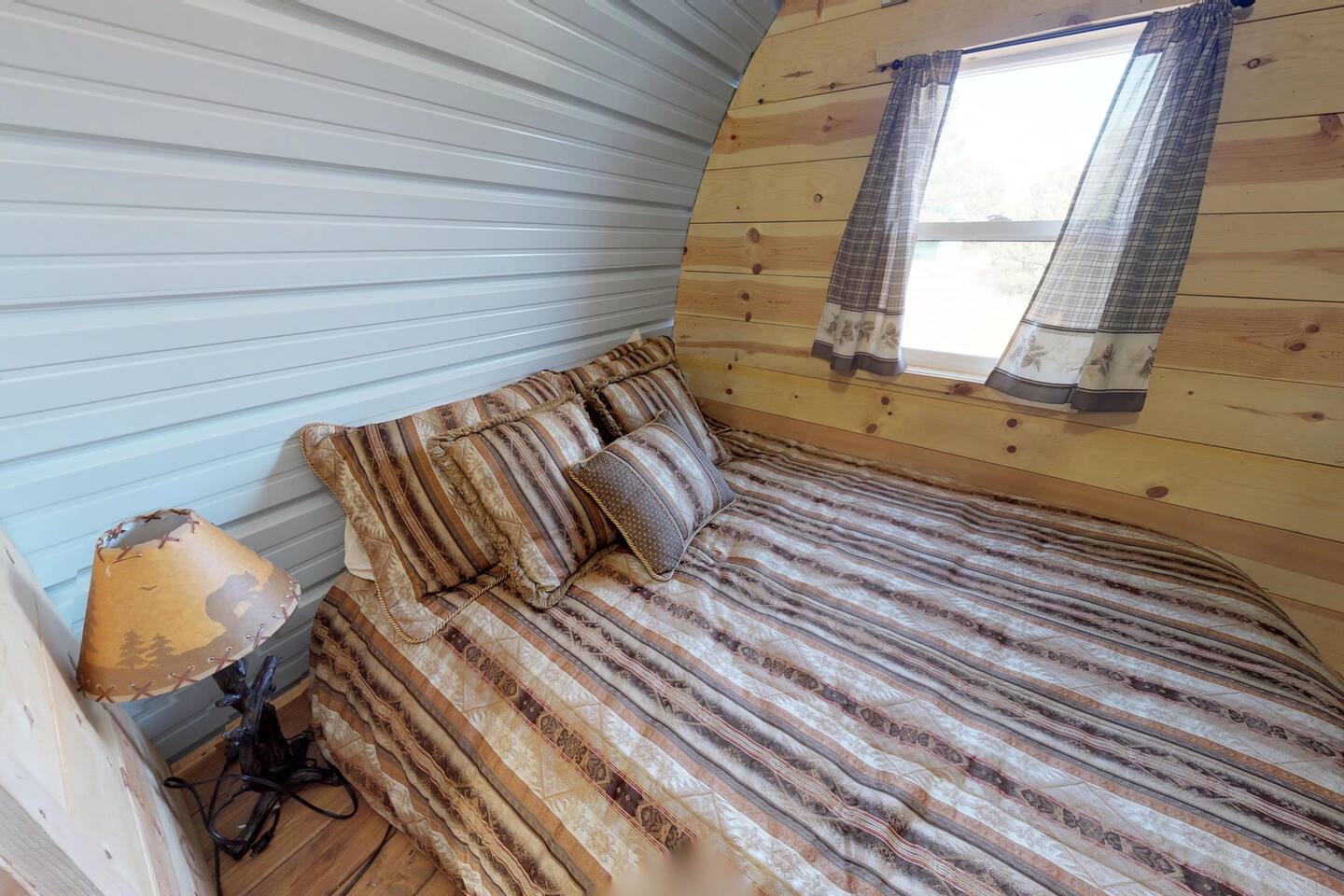 It Features a queen sized bed.