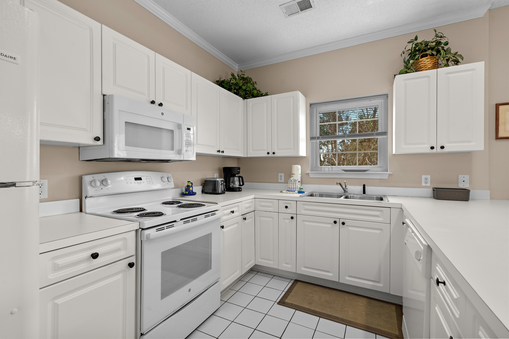 Fully Equipped Kitchen with Stove, Microwave, and Dishwasher for Guests' to feel right at home
