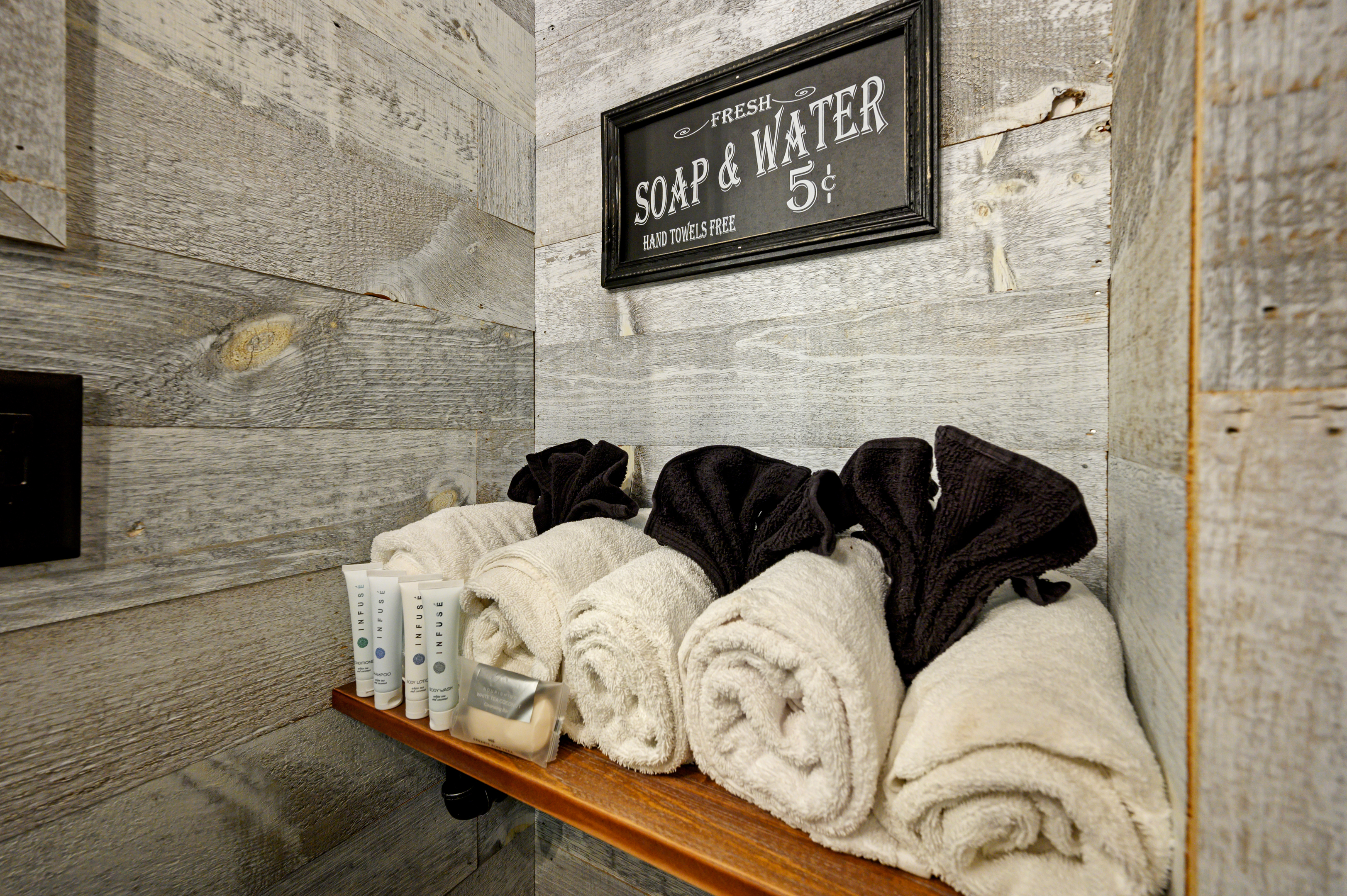 King Suite 1 Bathroom