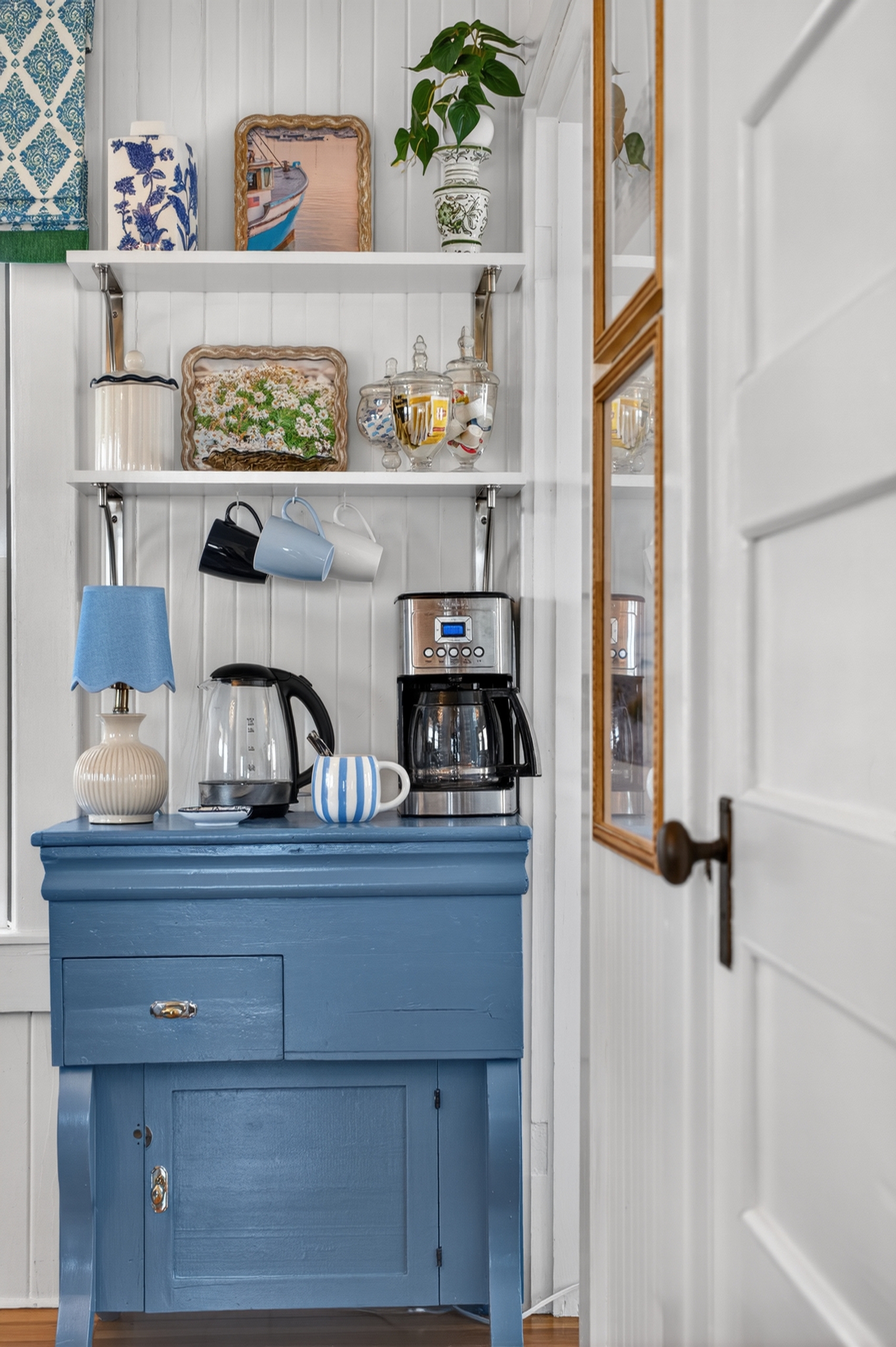Cozy coffee bar with a complimentary coffee starter to begin your mornings right ☕