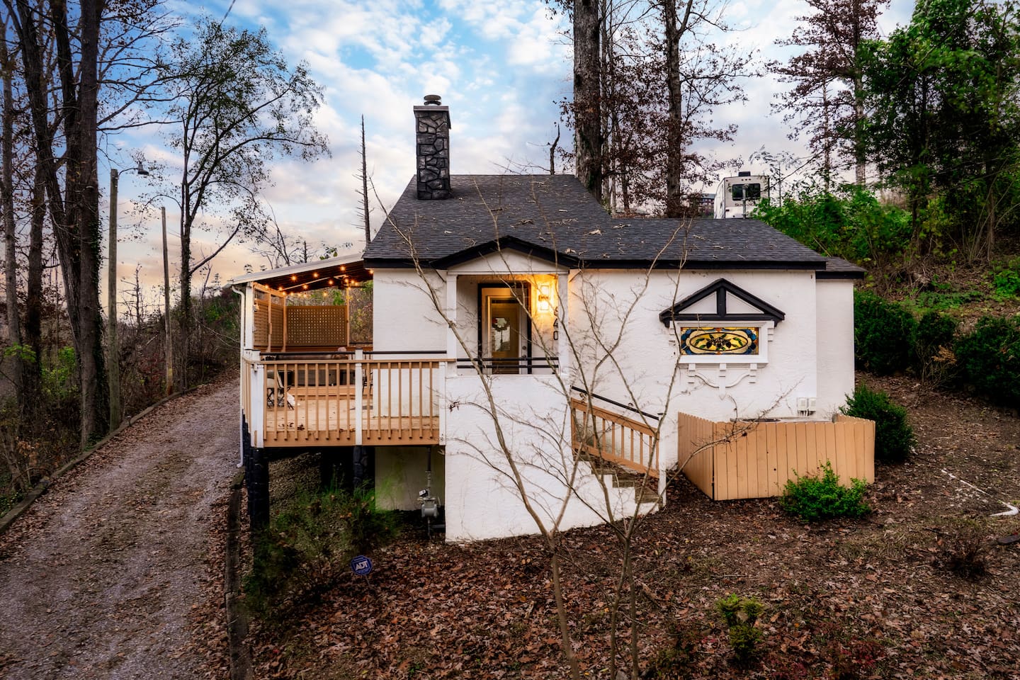 Road view of Outlander Cottage.