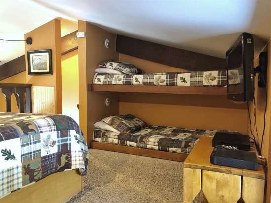 Loft area: 2 Twin beds.