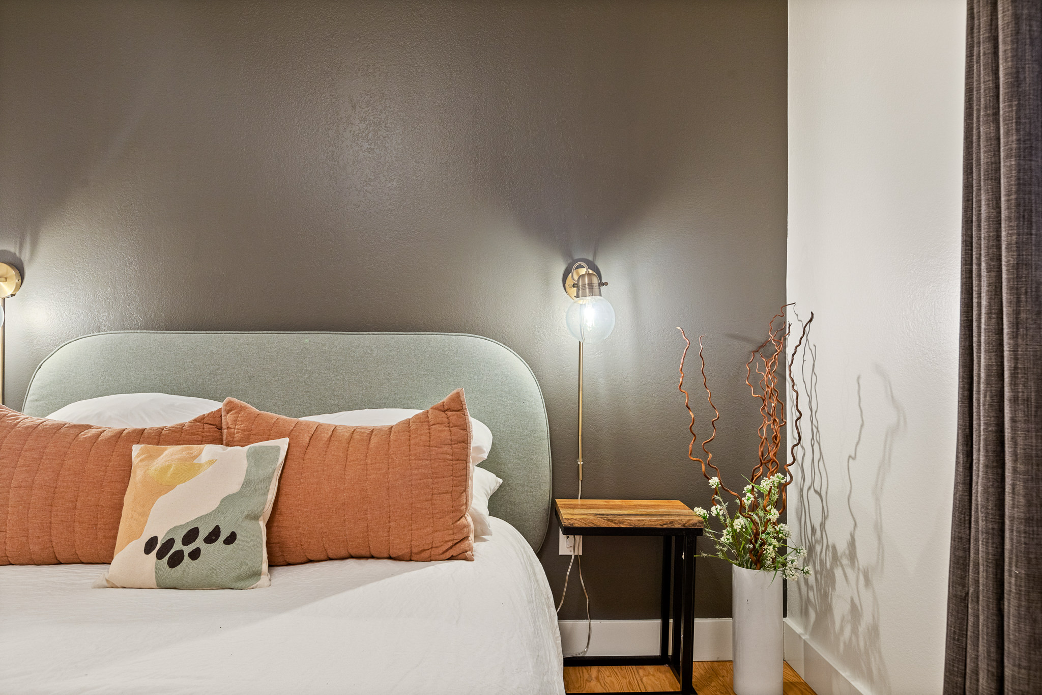 Bedroom 3: Queen Bed