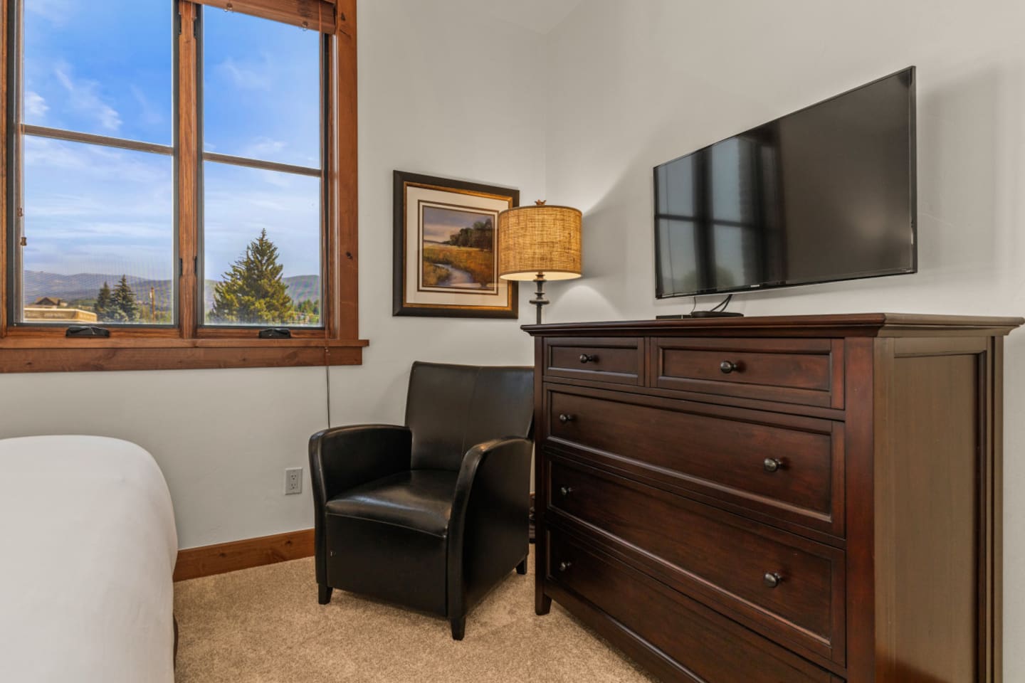 Ensuite Bedroom #3 | Smart TV 