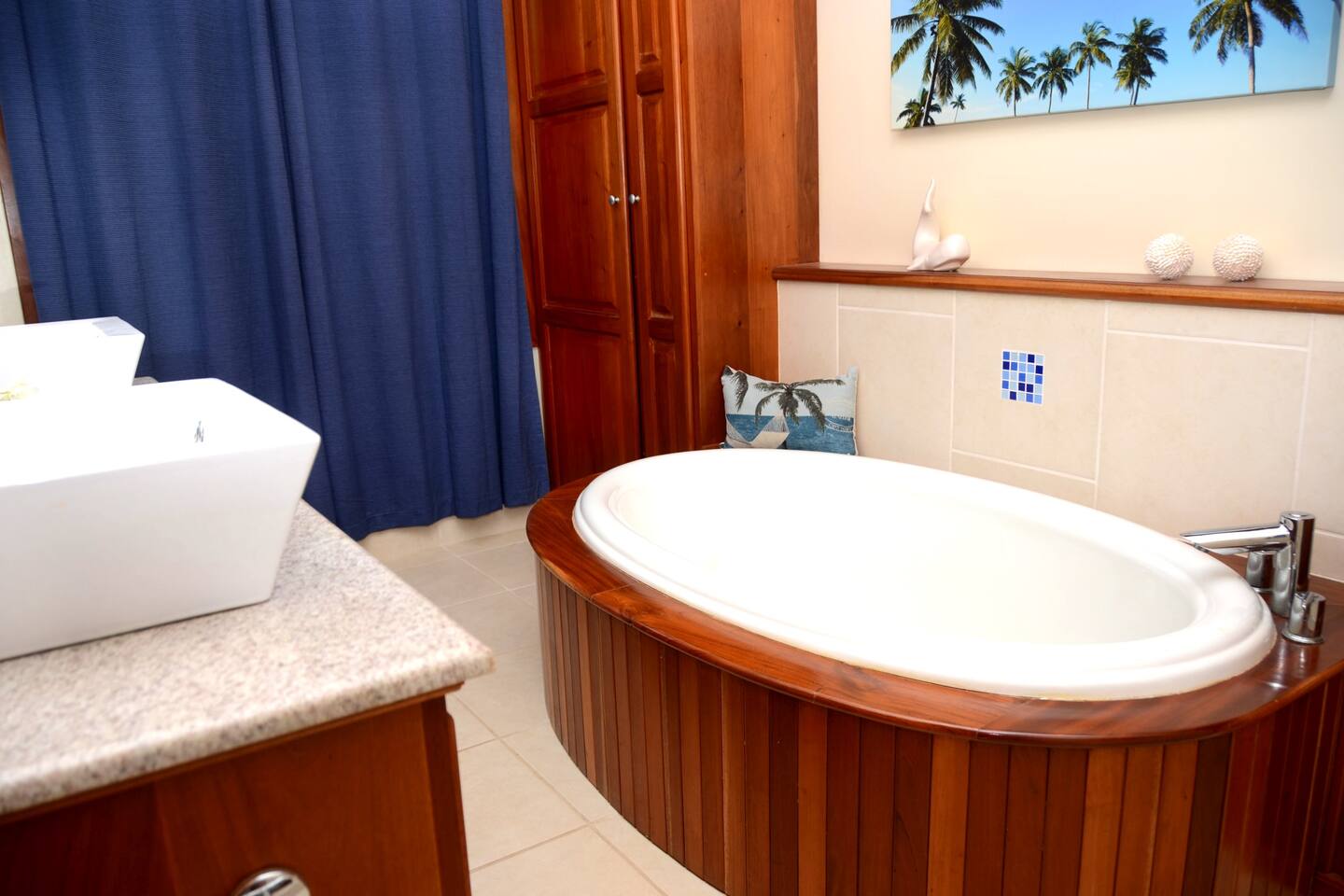 Main bath 2 with soaker tub