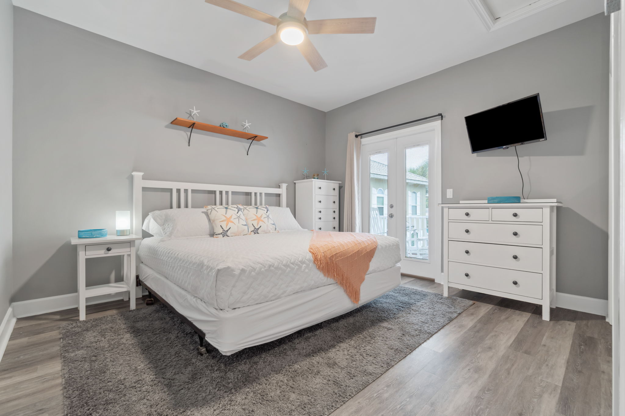 2nd bedroom with king bed on the second floor