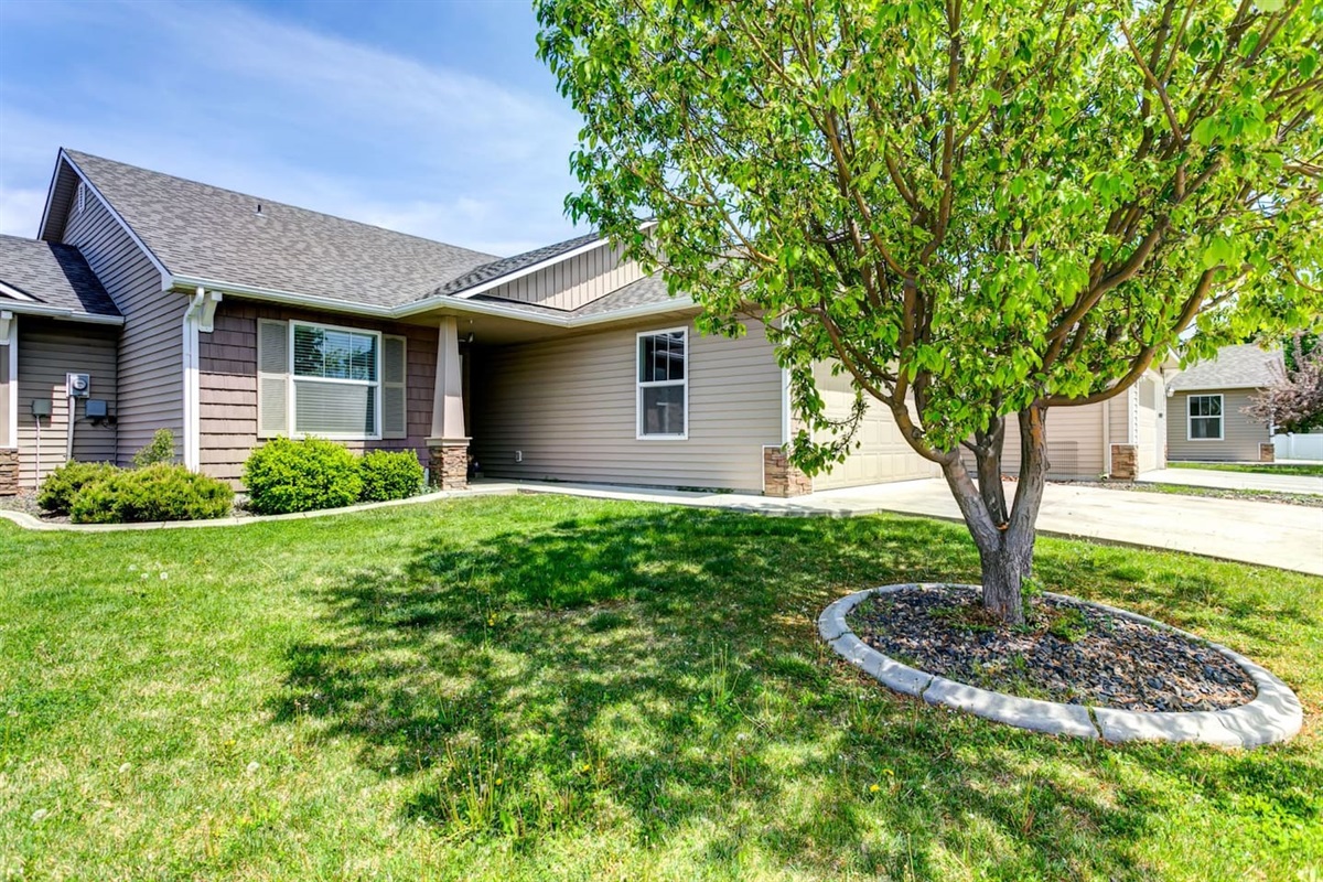 2 Charming Townhomes | Private Yards | Sleeps 16 2