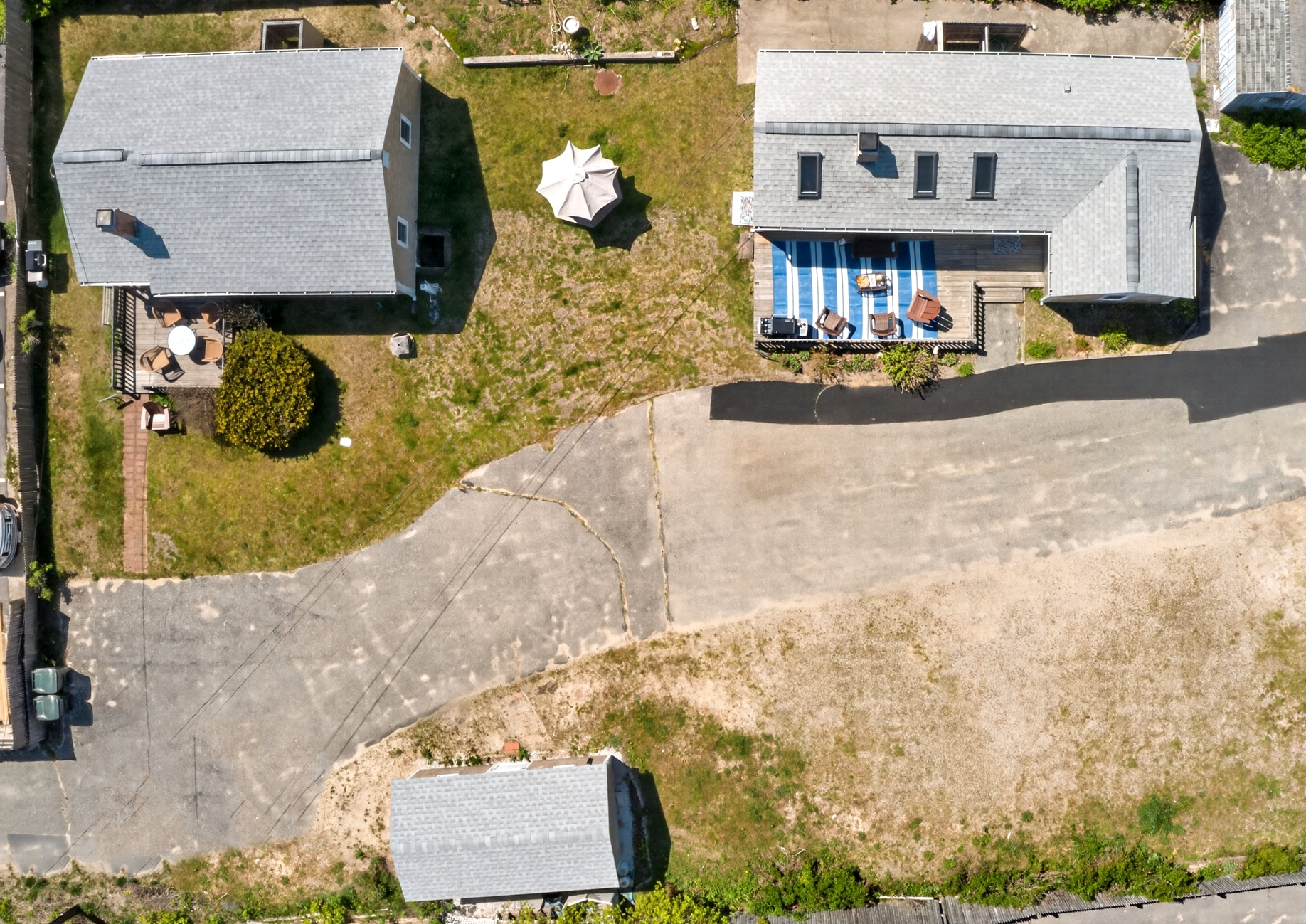 A perfect seaside escape with the shore right around the corner.