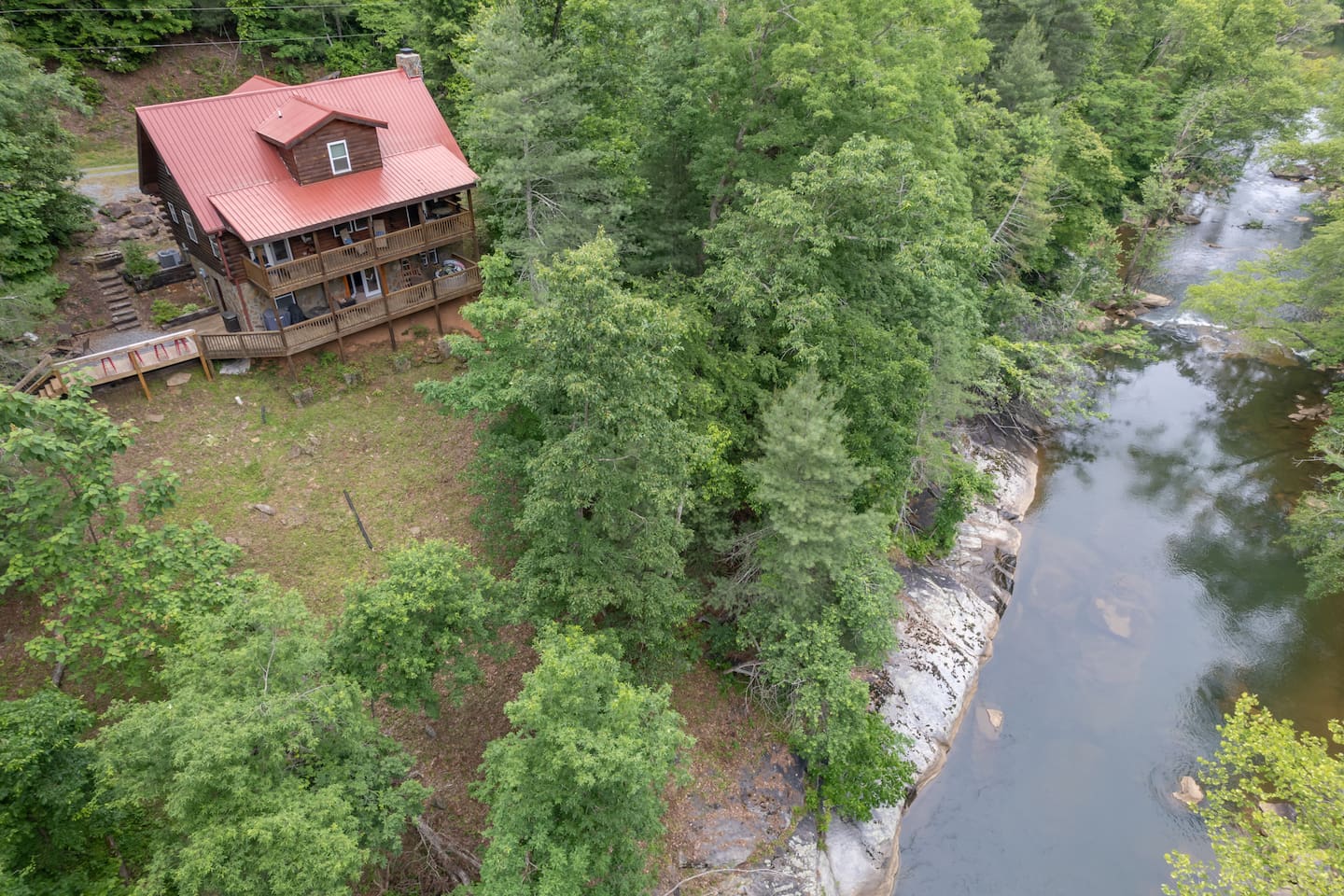 Very private 3 story log cabin on the river