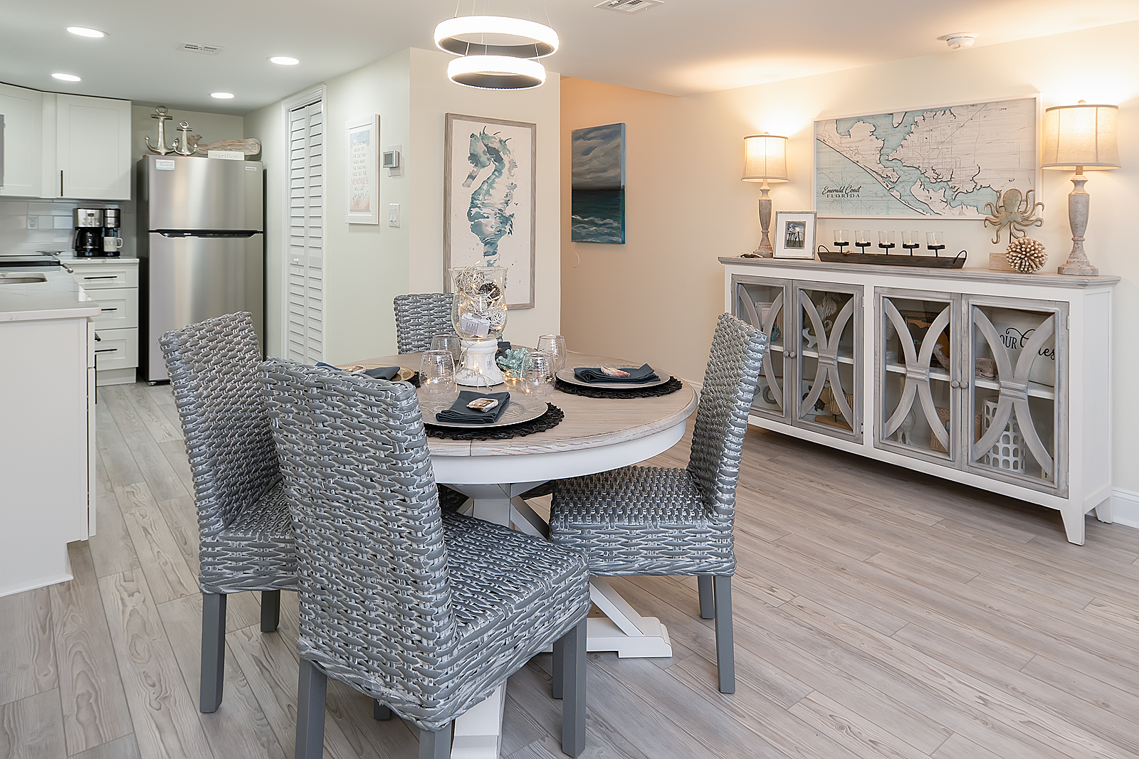 Coastal chic decor 