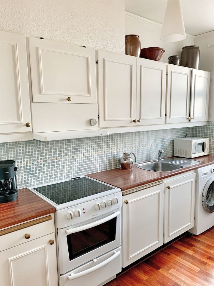 Kök i anslutning till matplatsen. 