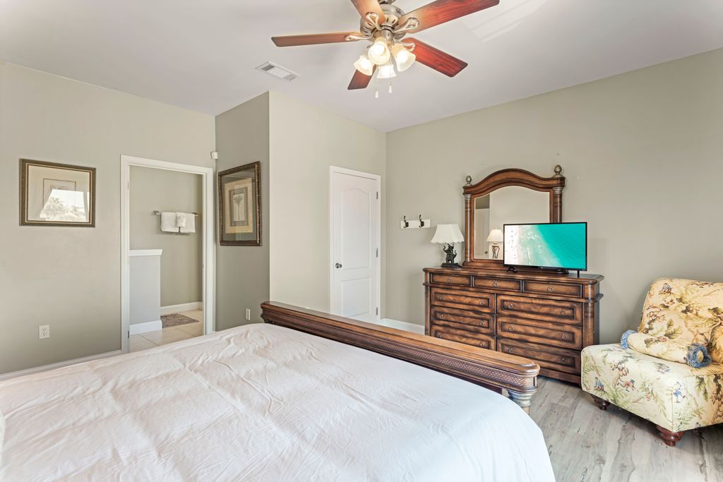 Third Floor: Bedroom 5
Queen bed with a private en-suite bath.