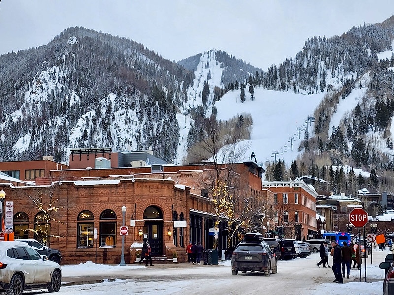 Aspen is 30 minutes and one free shuttle ride from your front door. Dinner in town, galleries, high-end shops - a stay at Simplicity at Snowmass puts all of it within reach.