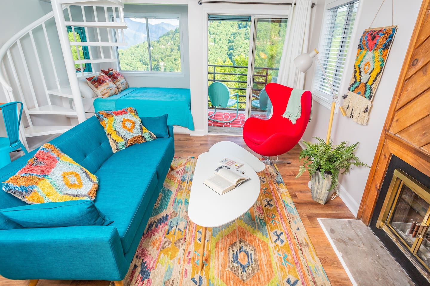 Vibrant Vacay Studio Loft Condo, at the top of Gatlinburg