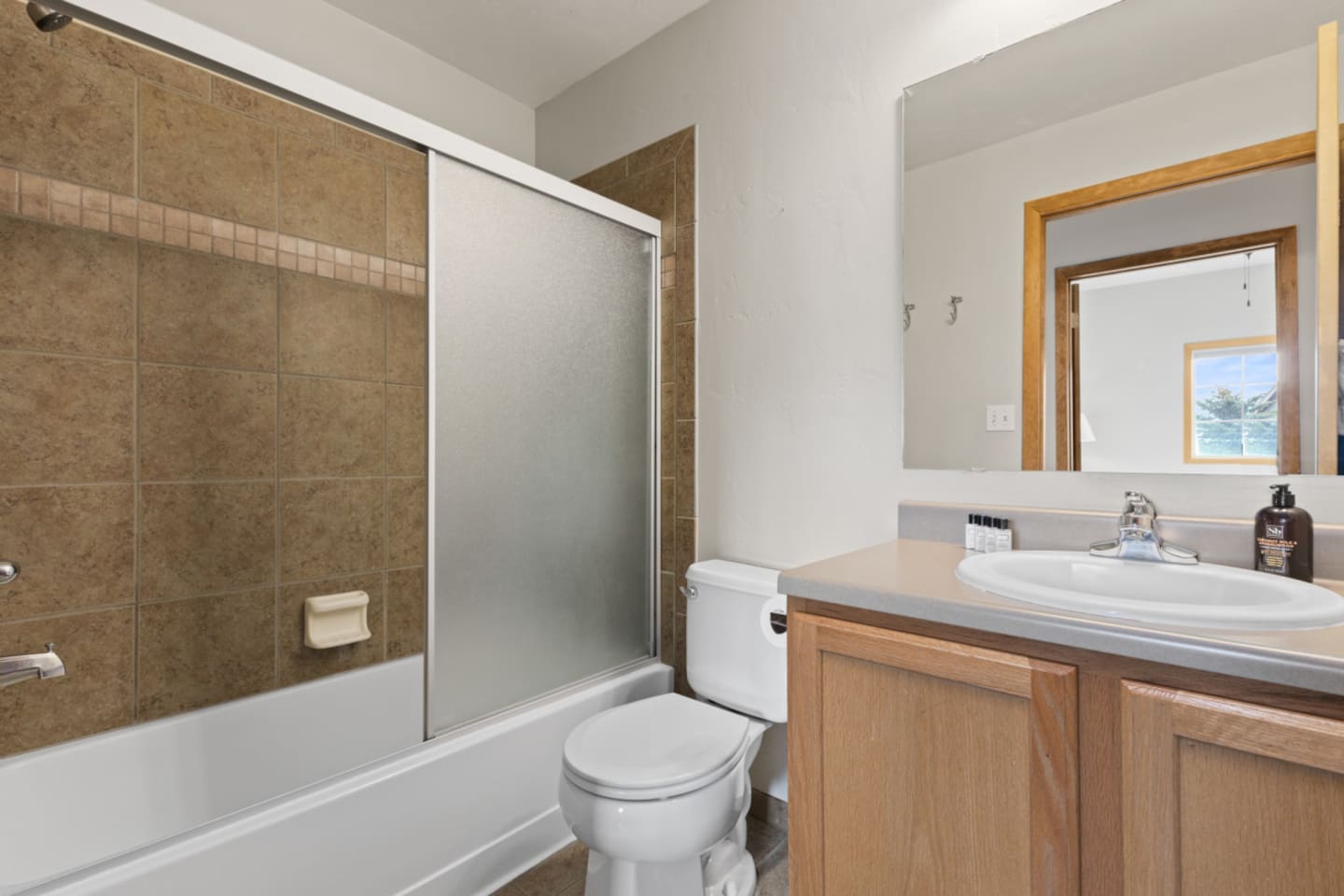 Shared Bathroom 2 with tub/shower combo