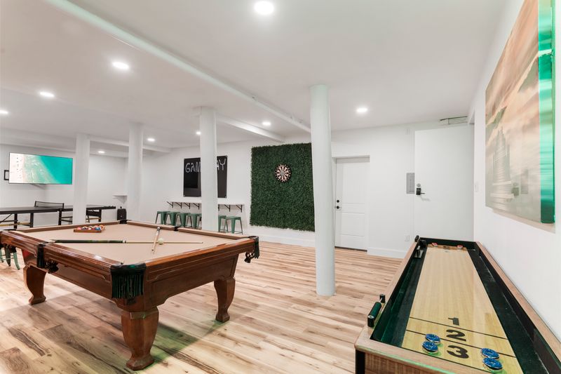 The GameHaus – Shuffleboard & Pool Table