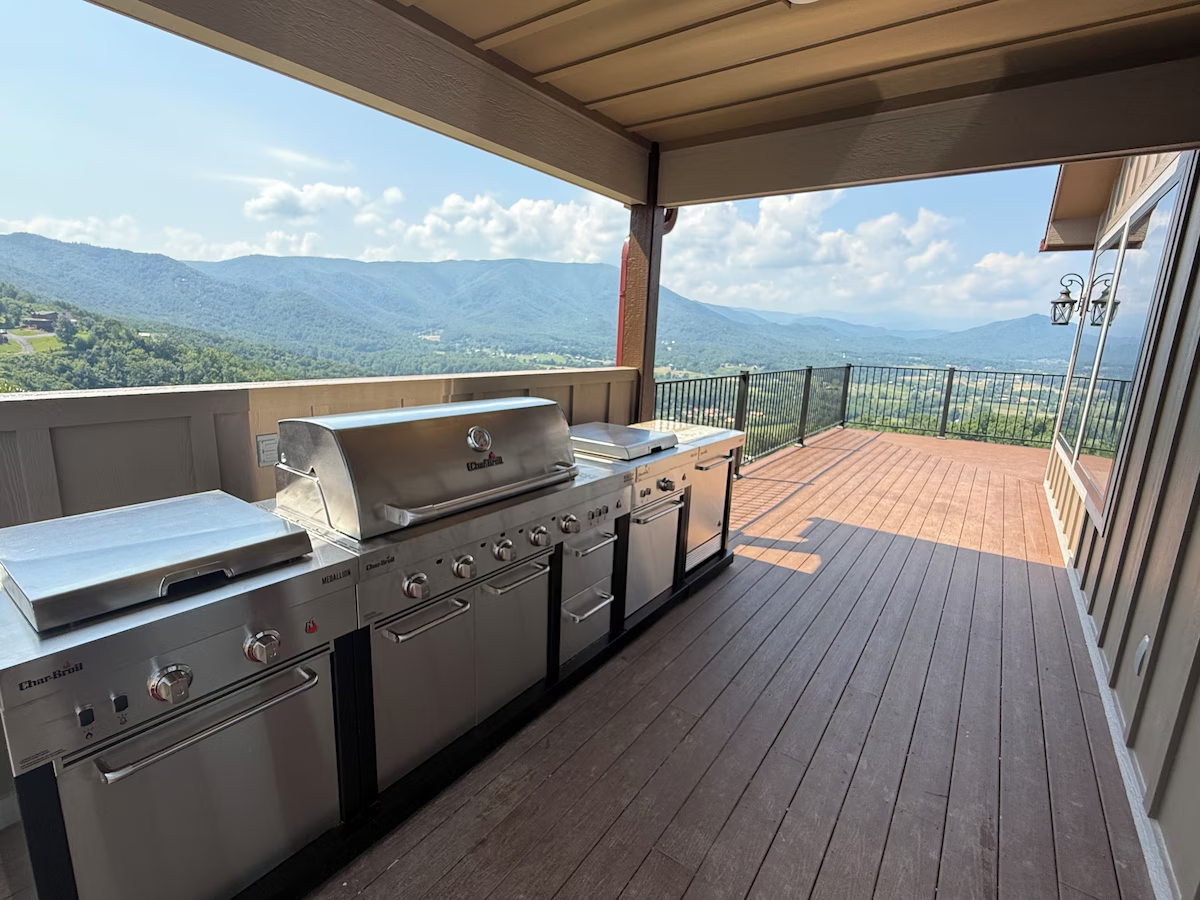 Grill up family dinners on this deluxe outdoor kitchen and enjoy awesome views