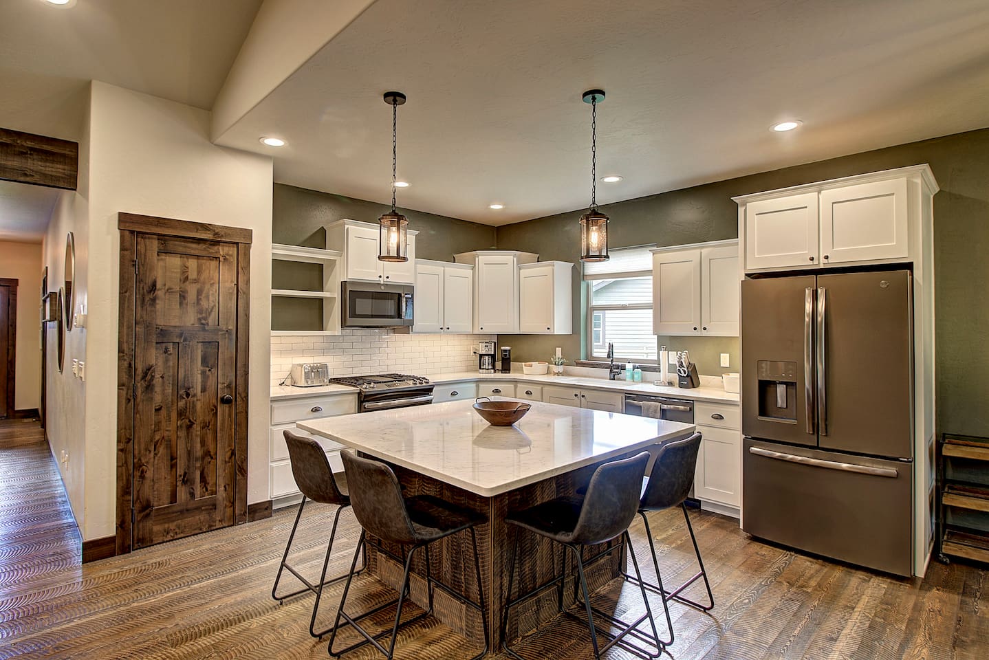 This kitchen has everything you need and plenty of counter space to spread out, whether you're making breakfast or dinner.