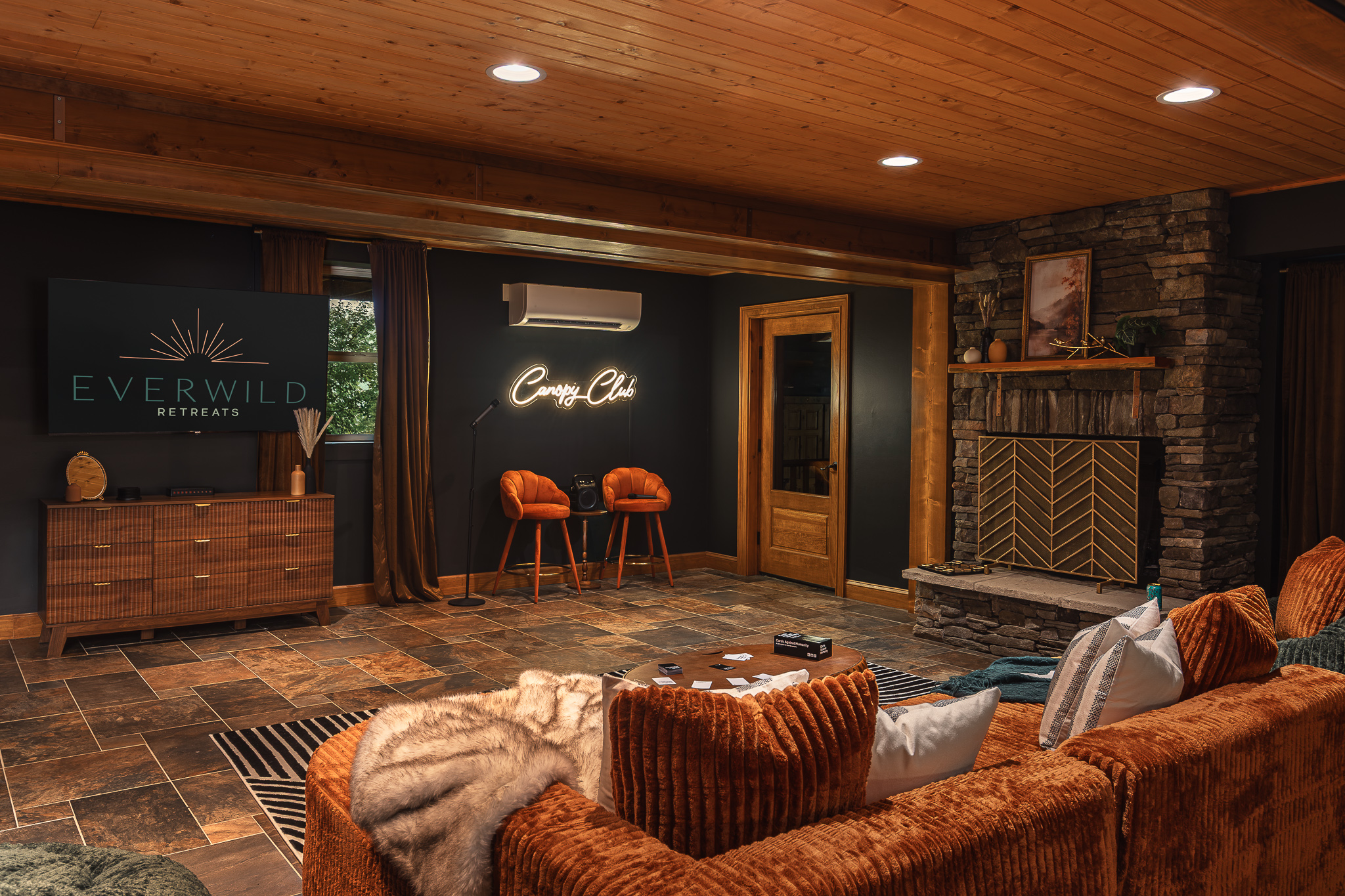 {Speakeasy Lounge} Settle into the fireside lounge between games, pour a drink at the bar, and make yourself at home for the night.