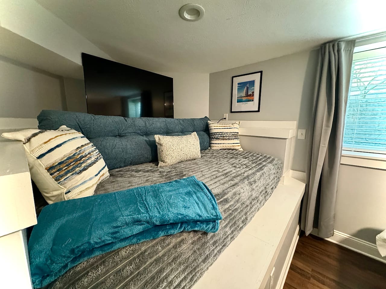 The Twin size daybed doubles as a place to sleep and cozy sitting area in Dubai Room on the Garden Level.