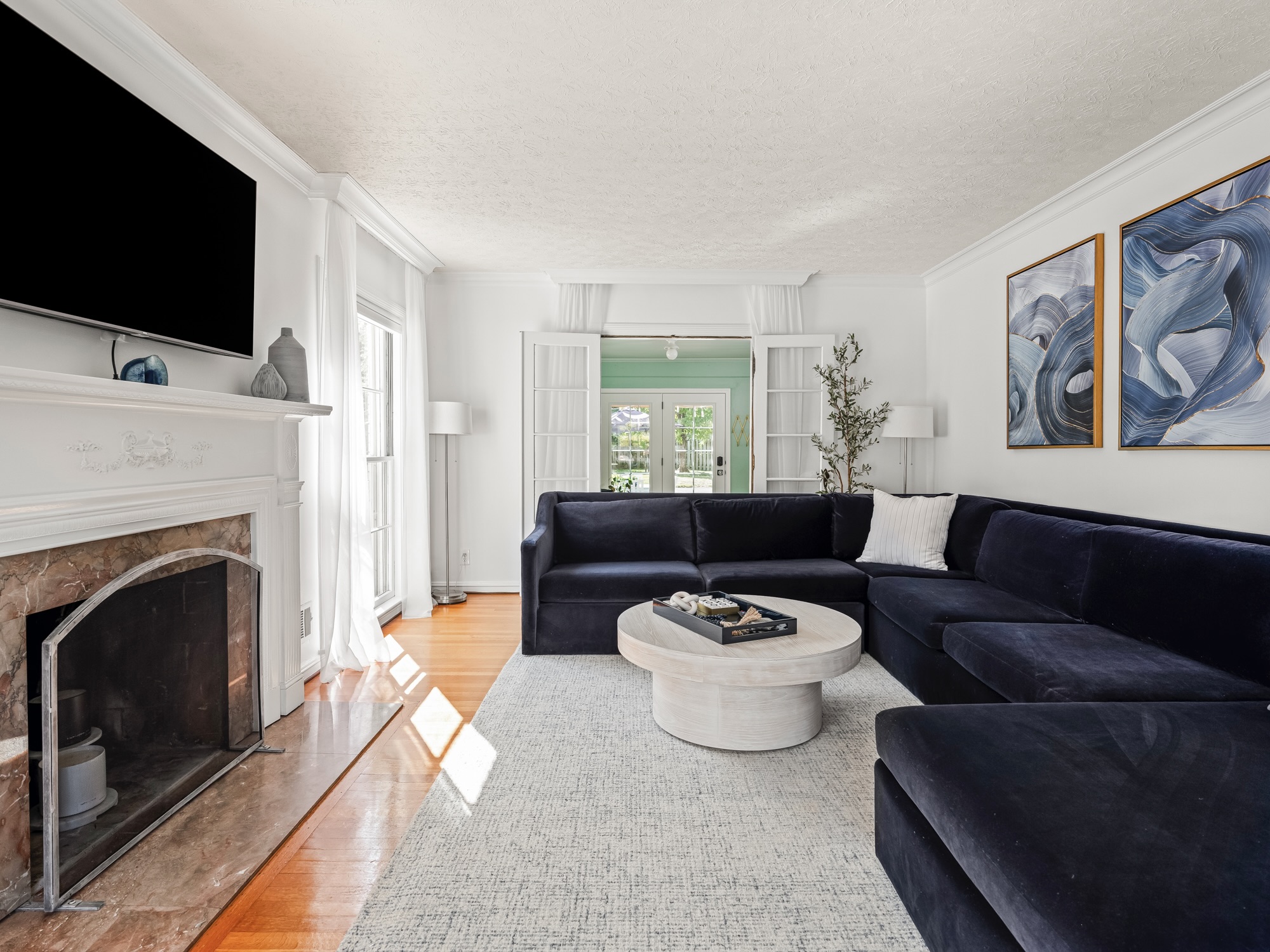 NATURAL LIGHT & LARGE WINDOWS