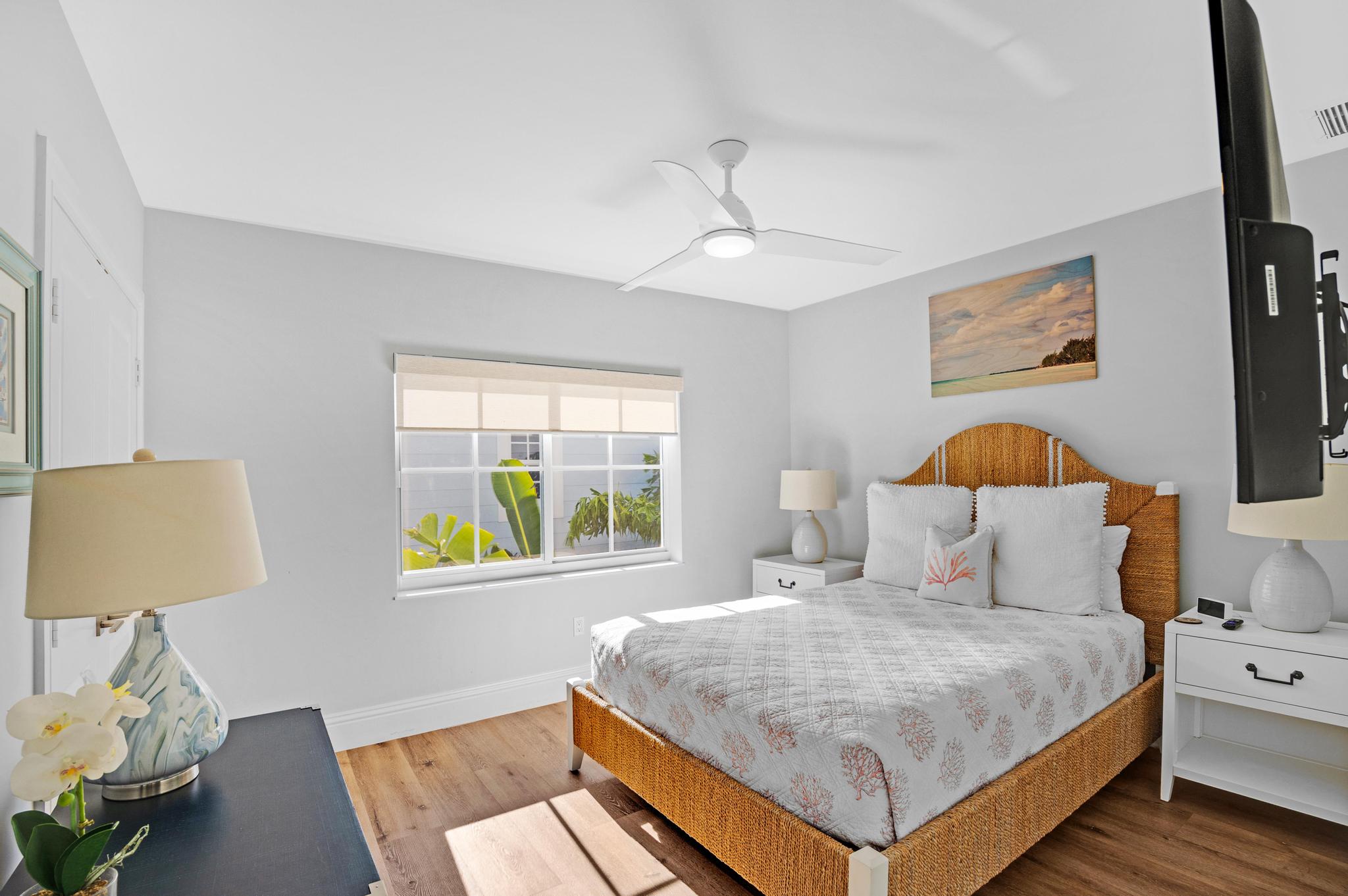 Guest Room, Queen, Shares Hall Bath