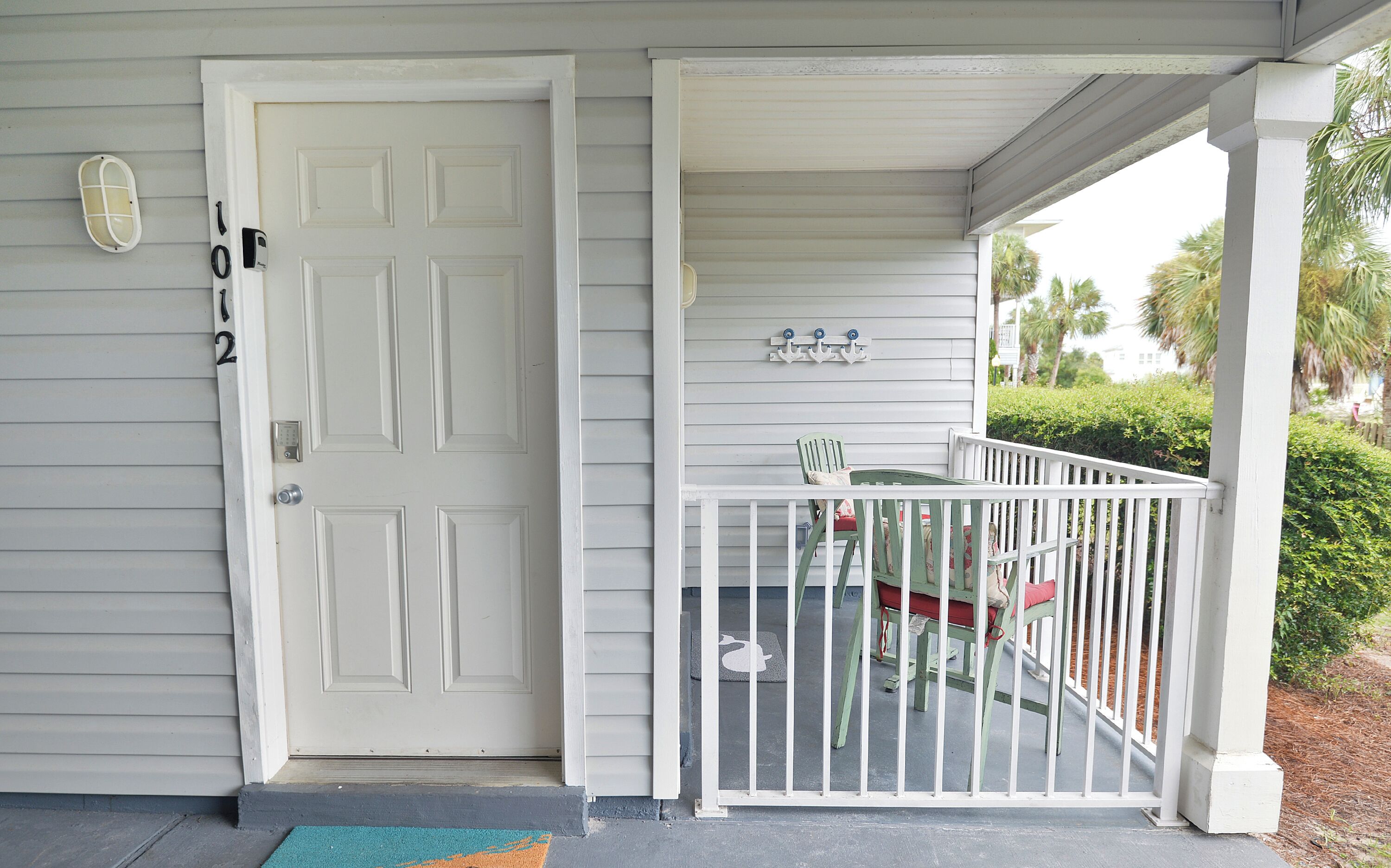 Entryway with flat walkways