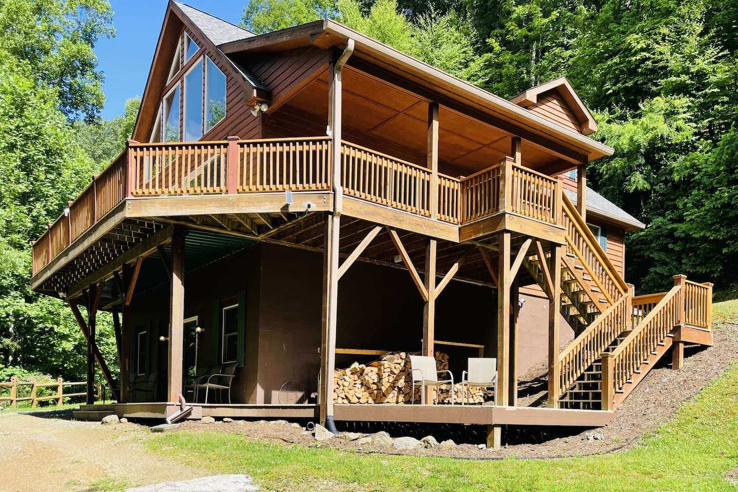 Large mountain cabin for gathering in National Forest outside of Hot Springs, NC. This house has SO many bonus features that appeal to all young at heart...