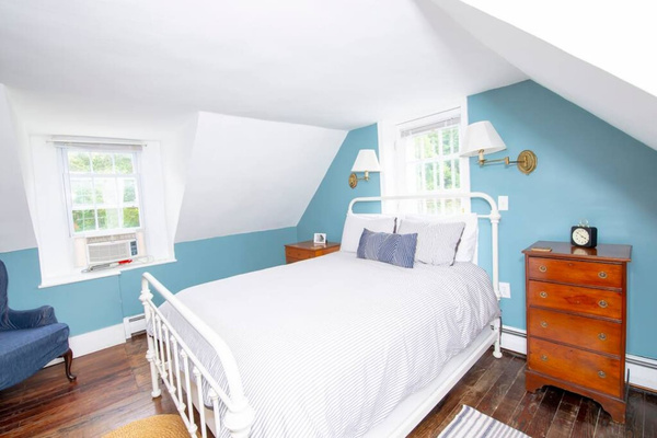 Upstairs bedroom with queen bed
