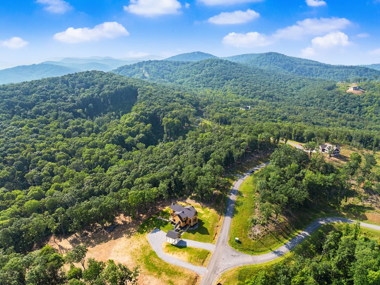 With no close neighbors in sight, this luxury cabin offers serene privacy and natural beauty.