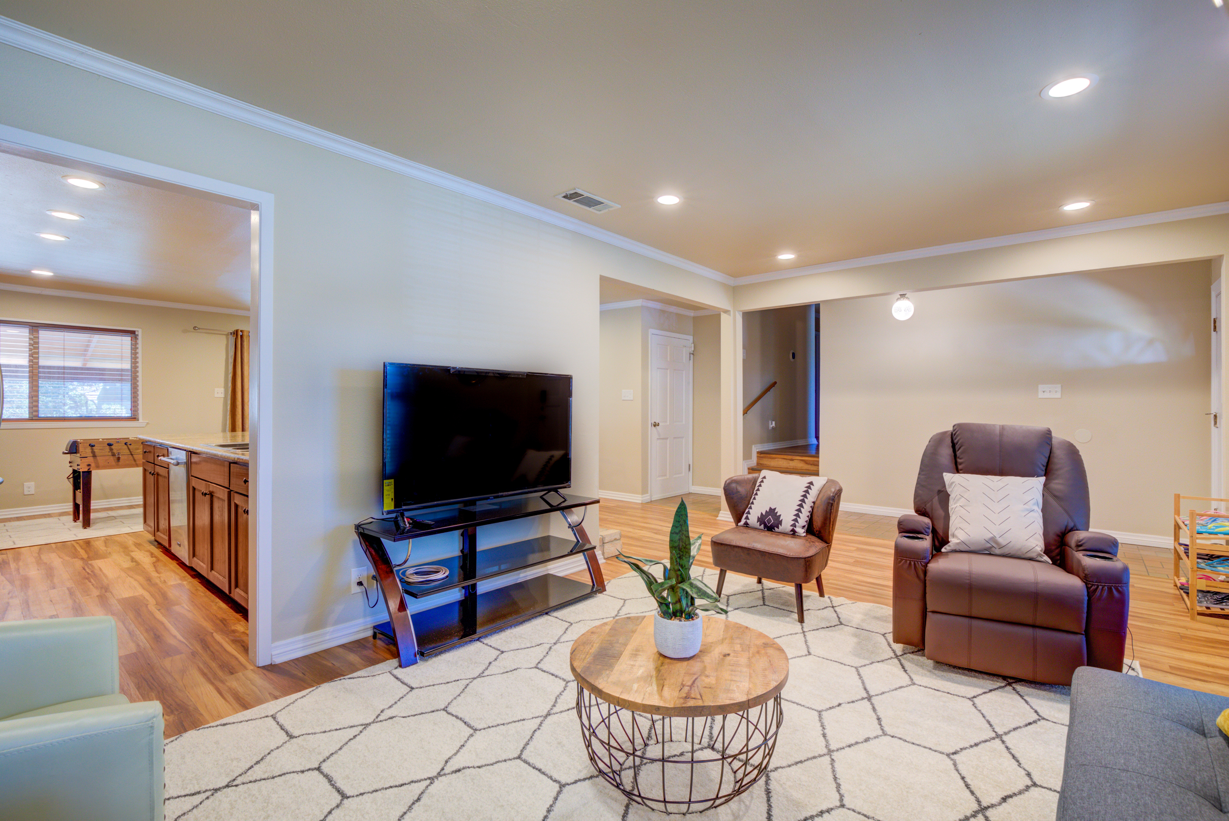 40% Monthly Discount Beautiful 4 BRs, Central, Covered Patio, Cozy Desi 5