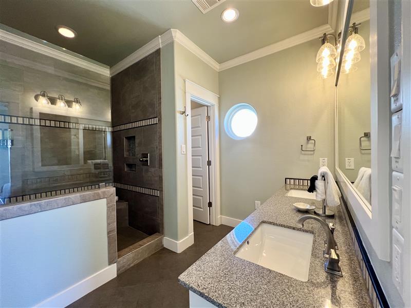 Crystal Paradise Bathroom 4: Located right between the bedrooms, the bathroom offers quick and easy access day or night.