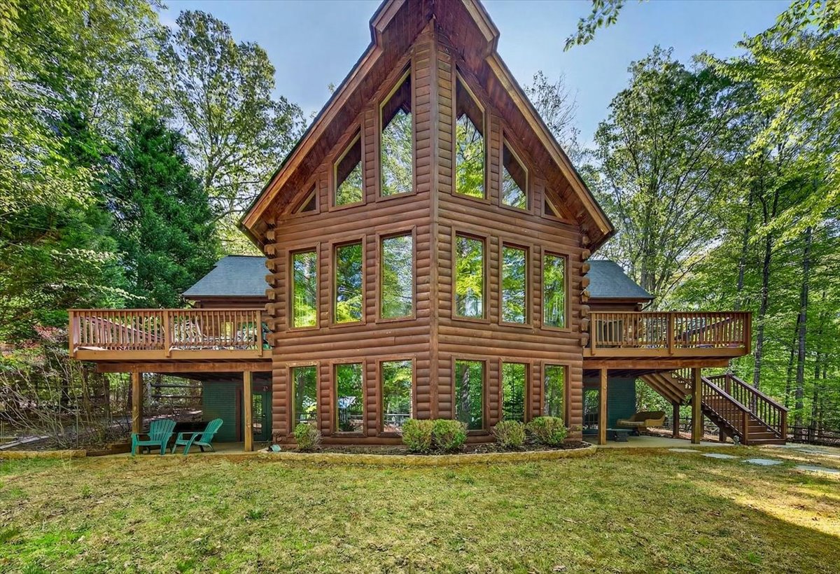 Your perfect Lake Anna escape—where relaxation meets adventure.