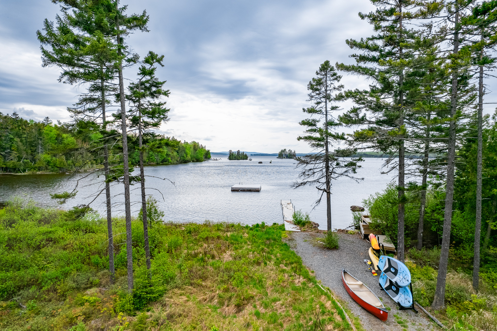 Relax on your private dock with large island at the end of it to sunbathe, swim, fish, or use 2 kayaks and 2 paddle boards to explore the lake. Perfect spot for those memorable sunsets!