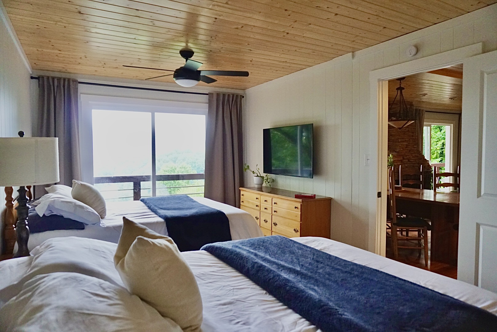 Enjoy stunning mountain views from two comfy beds with stylish decor!