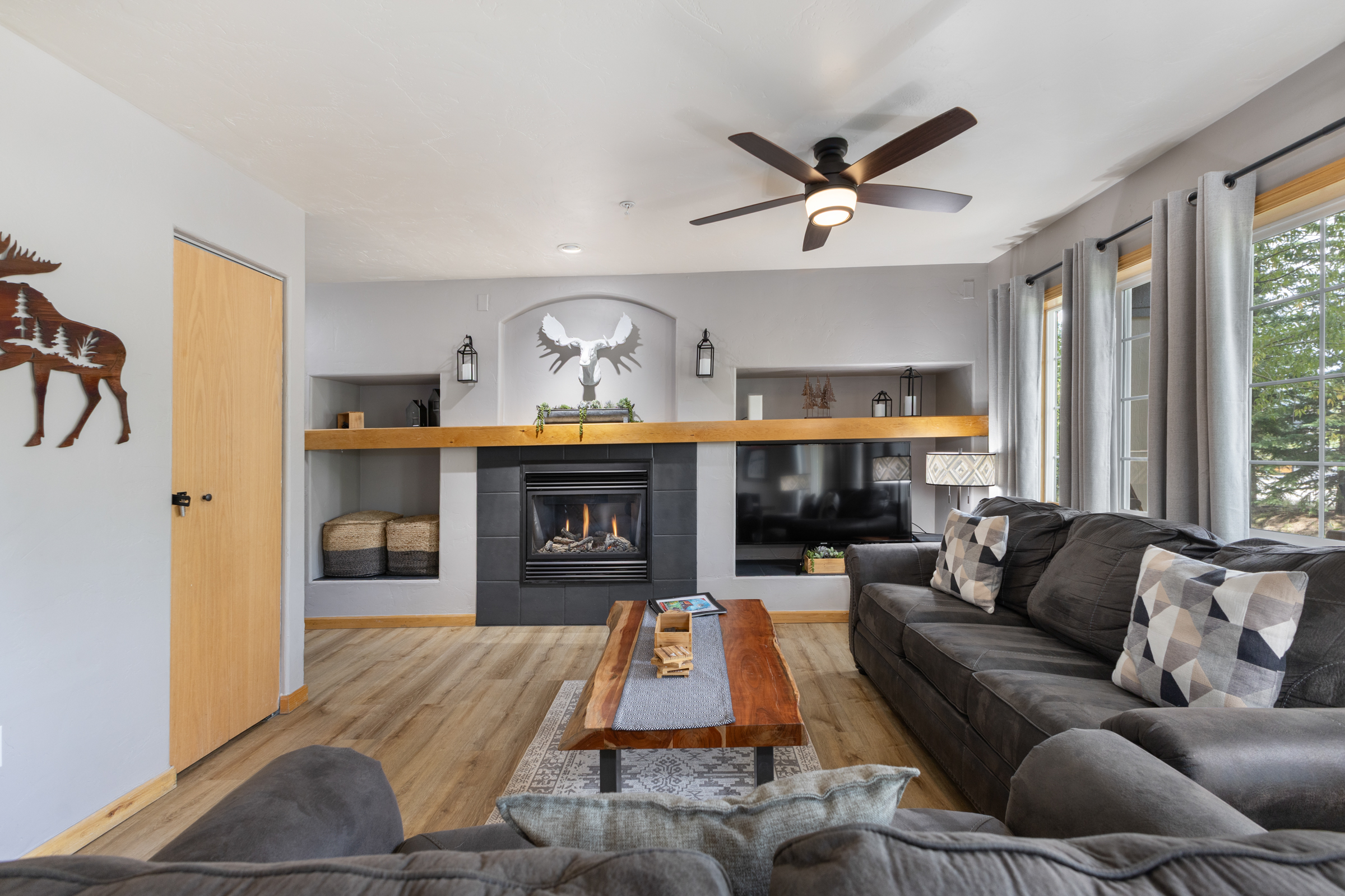 Living Area | Gas Fireplace | Smart TV