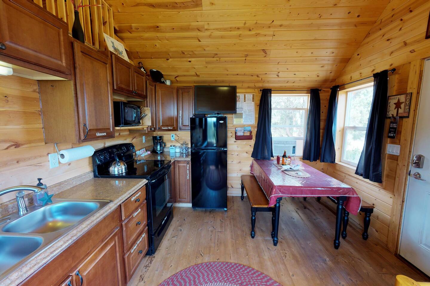 Cozy kitchen and siiting area.