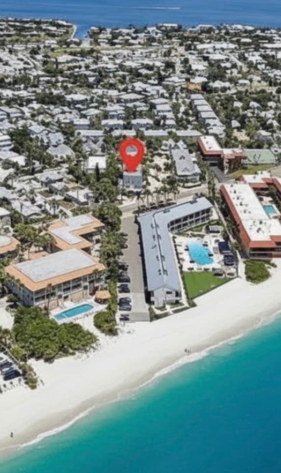Just one block from the sugar white sand and pristine waters of Holmes Beach! 