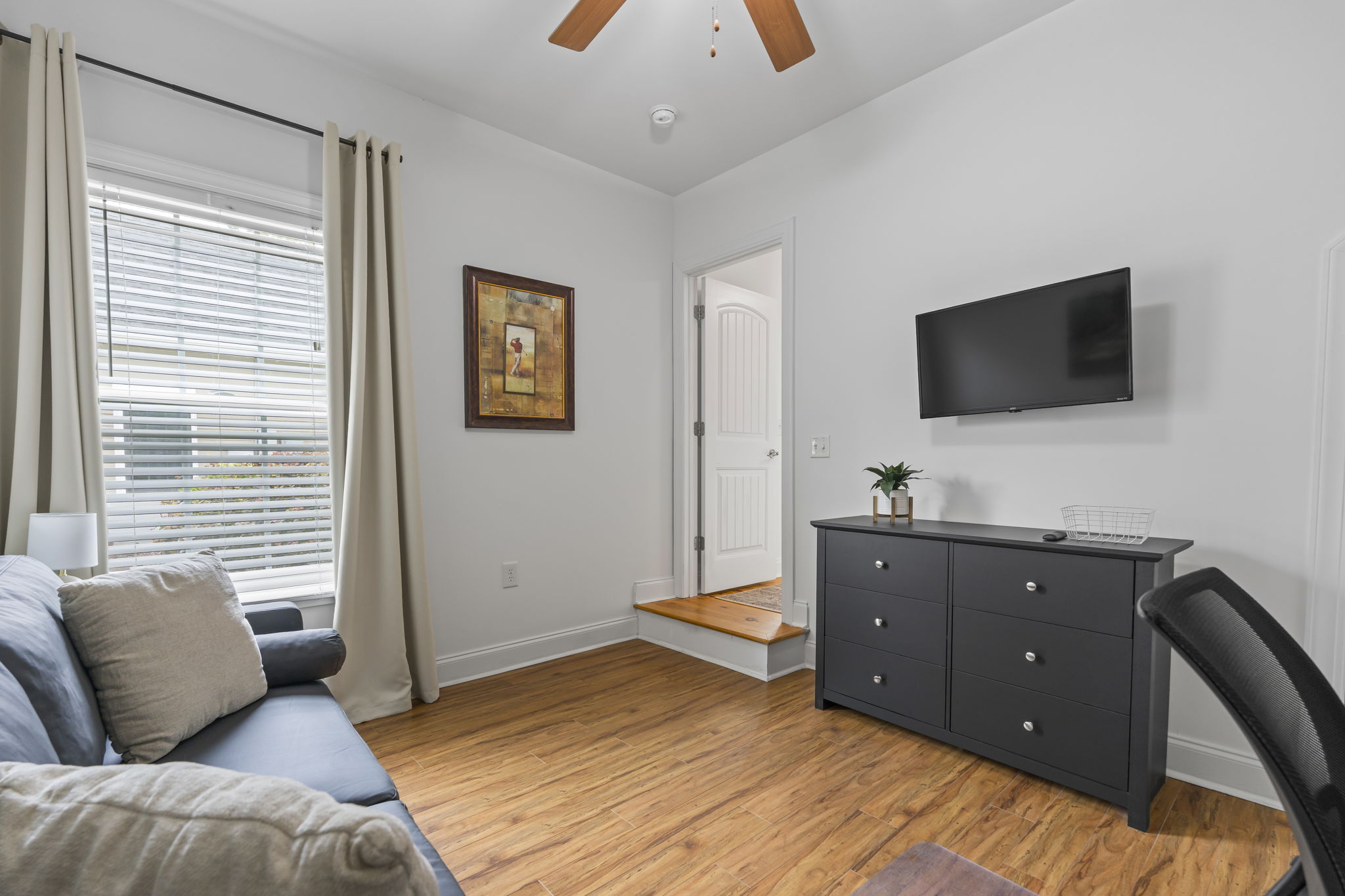 The Oakmont Room - Office with Smart TV and Queen Sleeper Sofa