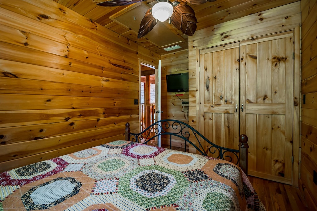 Upstairs Queen Bedroom